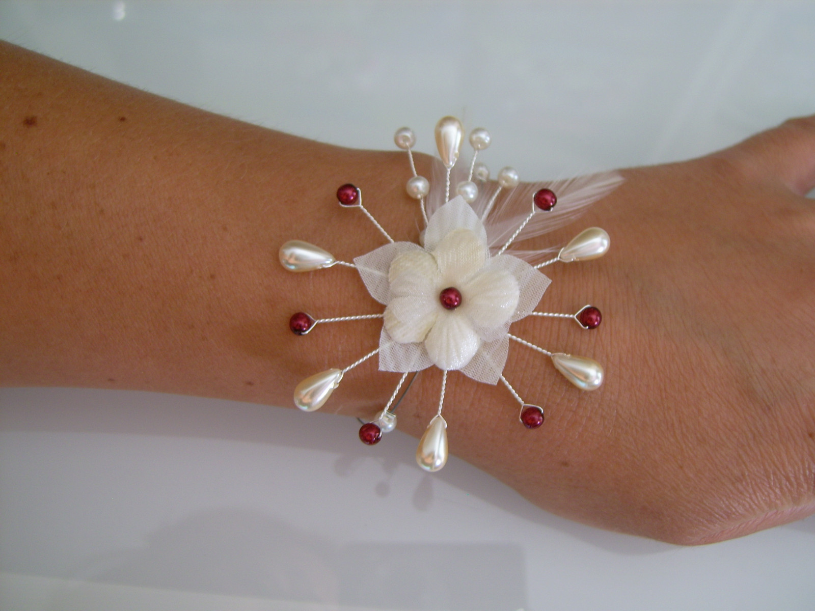 Bracelet mariage bordeaux et ivoire avec fleur en perles pour robe de mariée