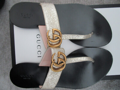 GUCCI Zehensandalen aus Leder mit GG metallic