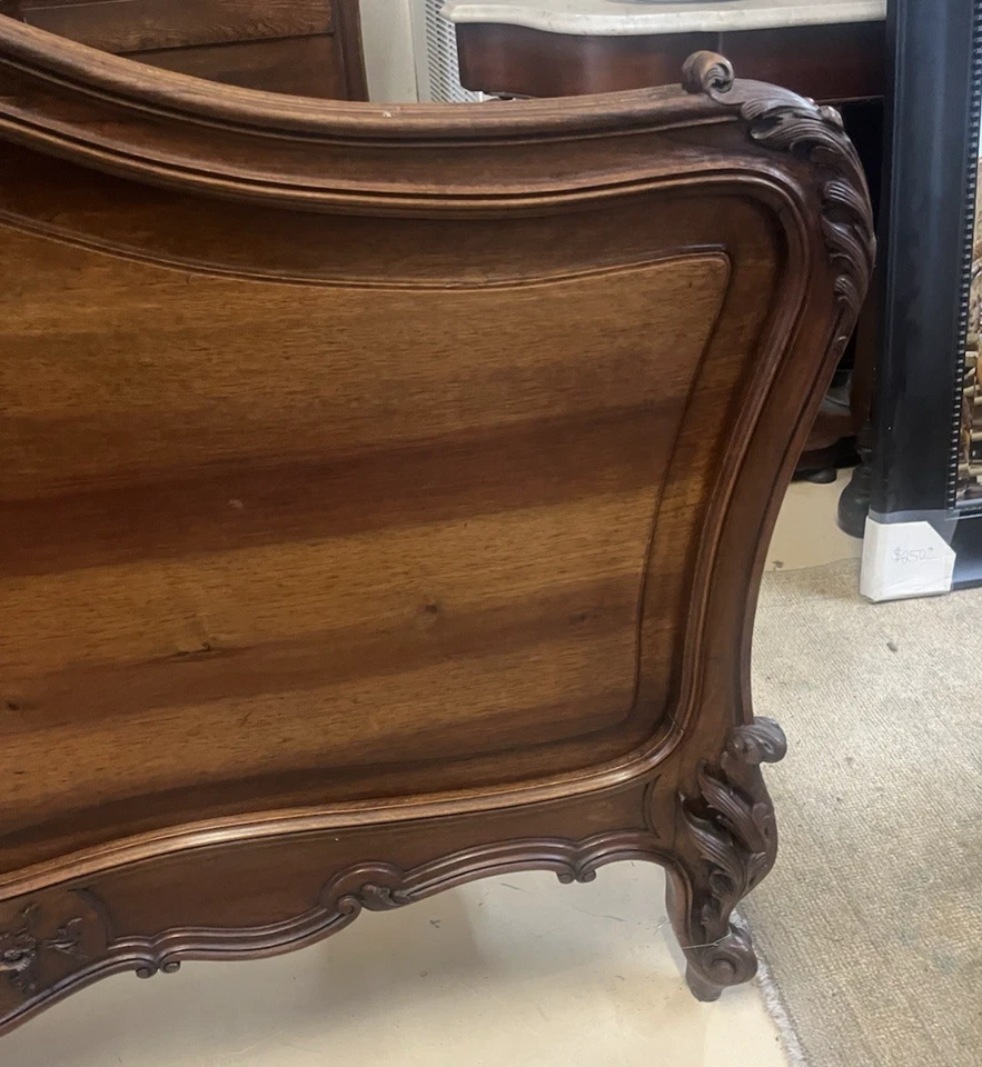 Antigua cama europea de nogal francés Luis XV con rieles y armario para olla mesita de noche Foto 4 de 4