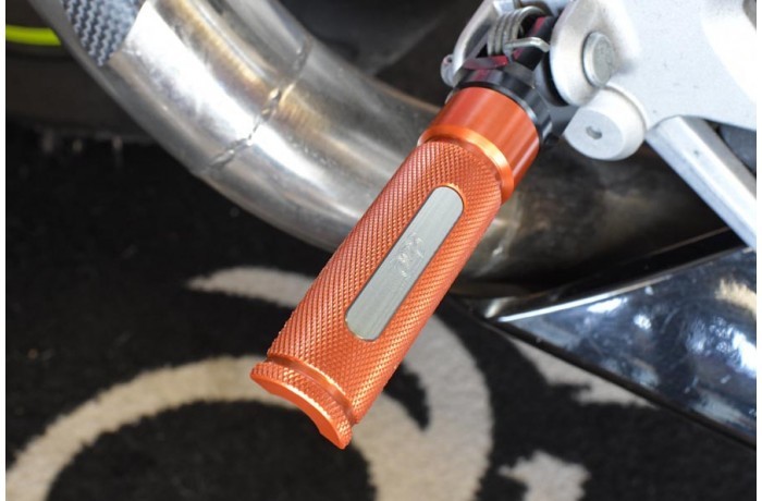 Cale-pieds arrière moto orange 9cm pour les balades en duo sur Honda CBR 500 R - 3