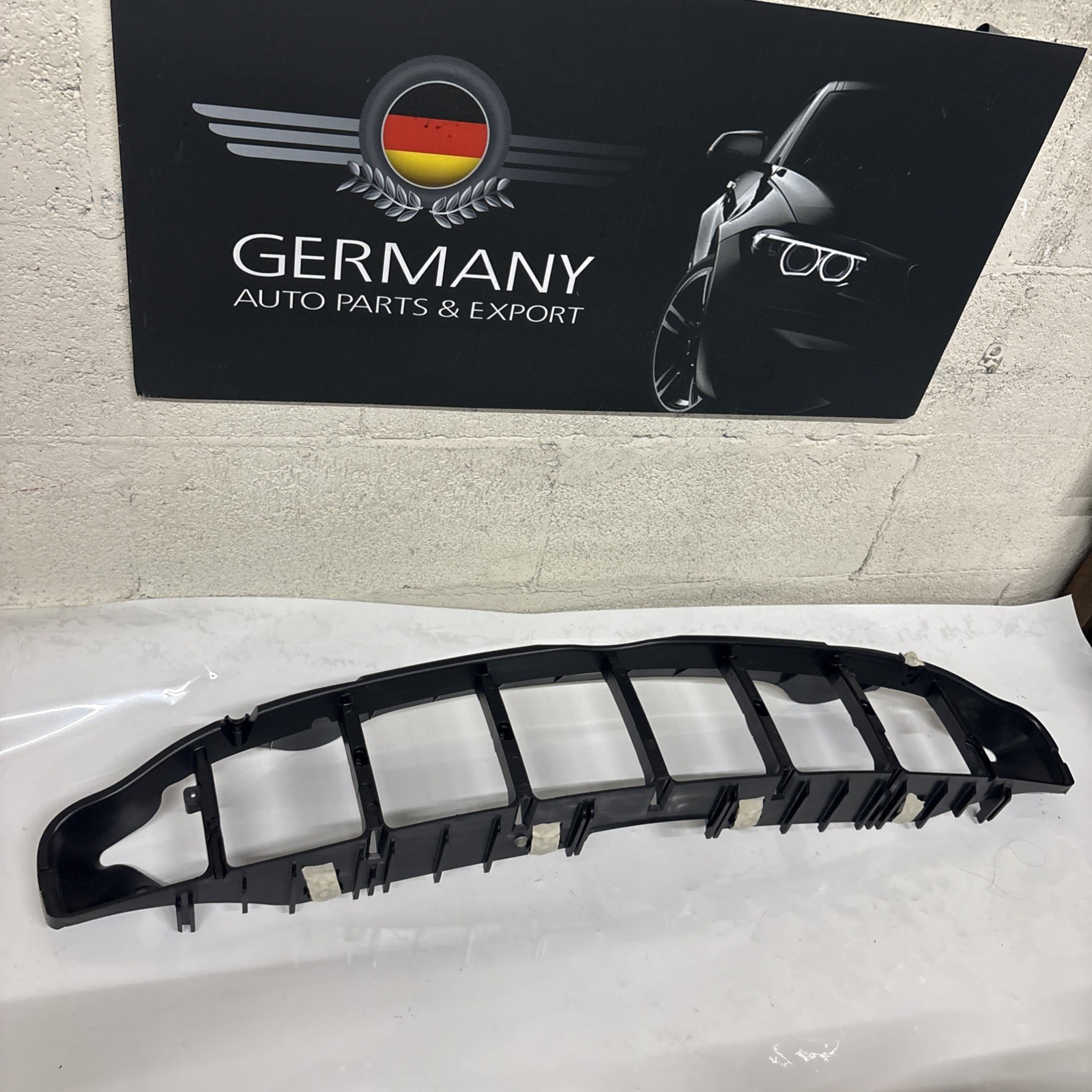 Aston Martin Rapide 2010-2019 Front Bumper grille P/N DD438190AA