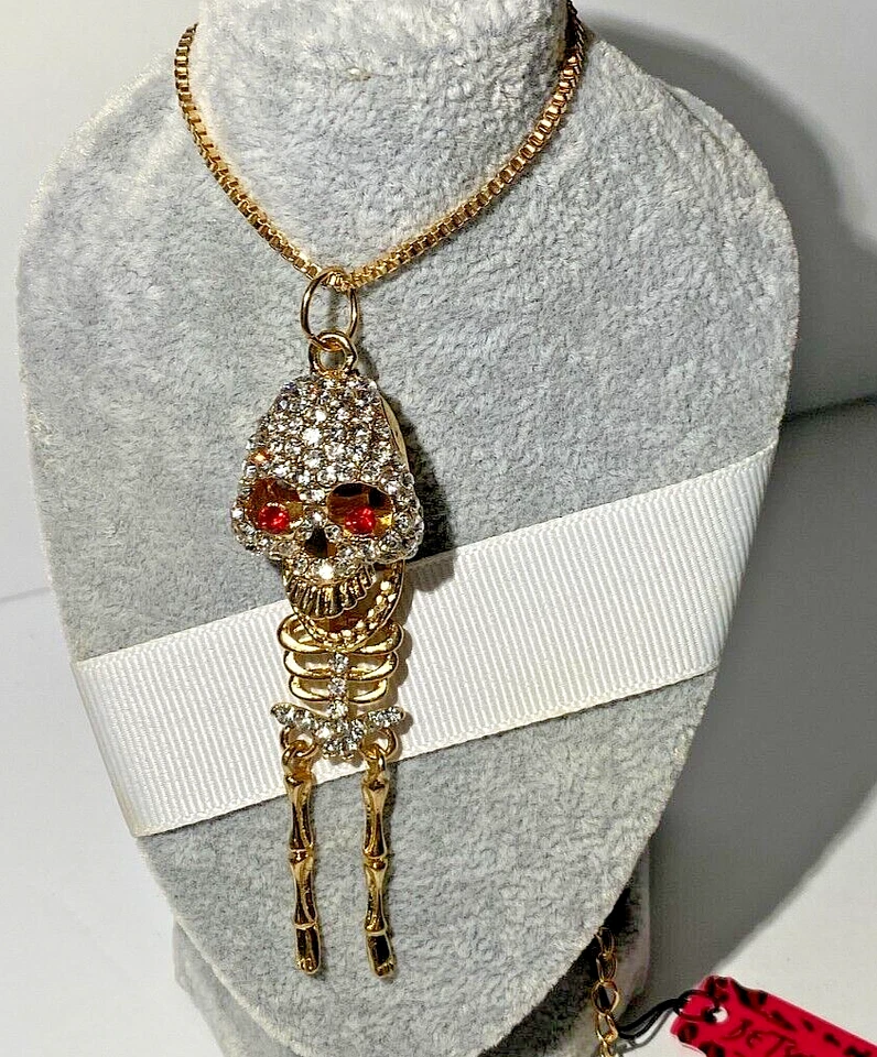 PINGENTE DE OURO MÓVEL CORPO CAVEIRA E OSSO CRISTAL BETSEY JOHNSON GÓTICO HALLOWEEN - Imagem 4 de 4