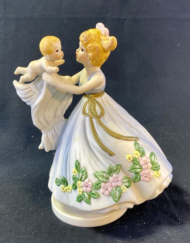 JOSEF ORIGINALS SCHUBERT'S LULLABY MOTHER & BABY MUSICAL FIGURINE