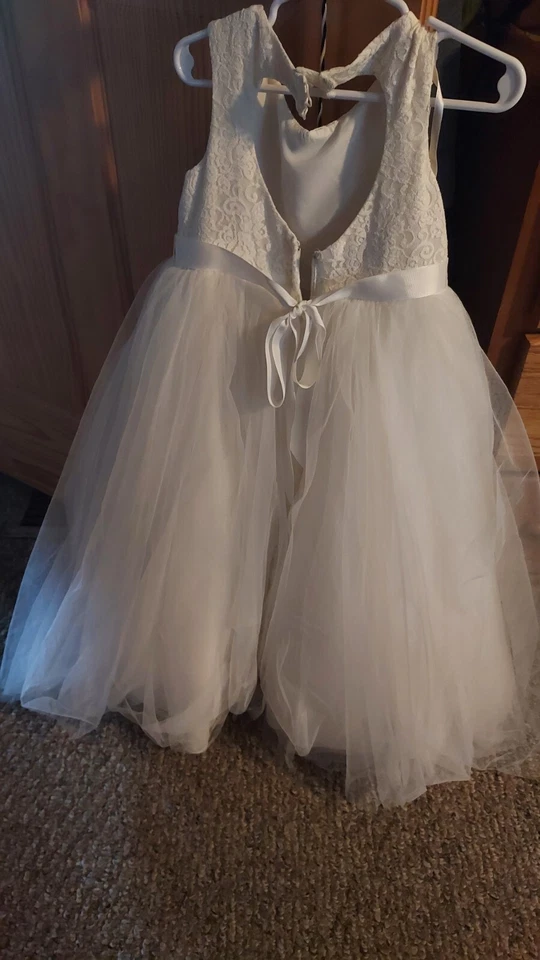 Vestido de novia niña flor David. Tiene una hermosa forma de corazón en la parte posterior Foto 2 de 3
