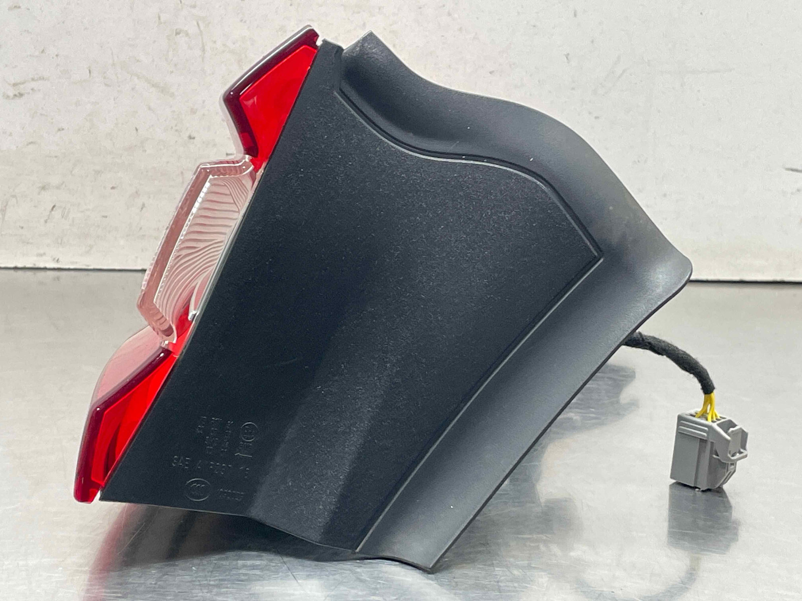 2018 Maserati Levante Driver Left Tail Light Lamp Assembly Outer LED 06701068330