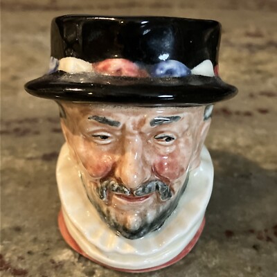 Royal Doulton kleine Vintage Figur Toby Kanne BEEFEATER Miniatur 1946