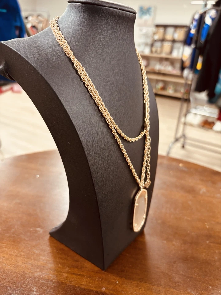 Collar Kendra Scott Rae de oro rosa con copa de champán de piedra dorada Foto 3 de 4