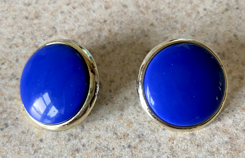 VINTAGE 1 1/4" ROUND ROYAL BLUE TRIMMED IN SILVER TONE PIERCED EARRINGS