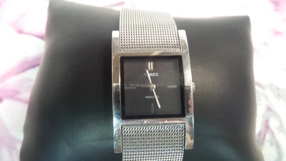 Timex Reloj Analógico Rectangular Cara Negra Tono Plateado Malla Correa Acero Inoxidable Foto 2 de 4