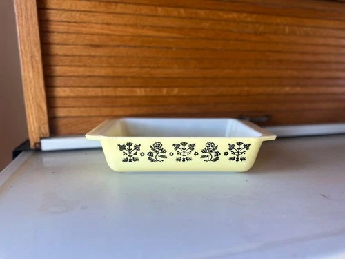 1957 PYREX 575 B - #21 2 QT Space Saver Dish Promotional Needlepoint Embroidery