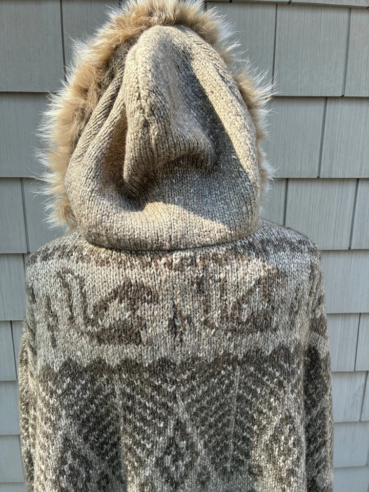 Poncho/capa con ribete de piel Neiman Marcus Foto 3 de 4