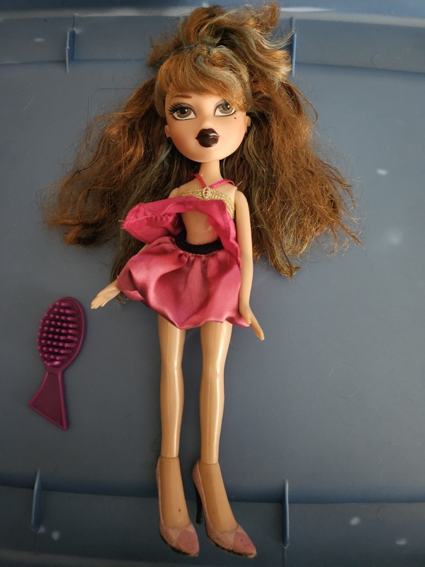 2005 Yasmin Bratz Doll  Pretty N Punk Blue Streaked Hair With Outfit And Shoes