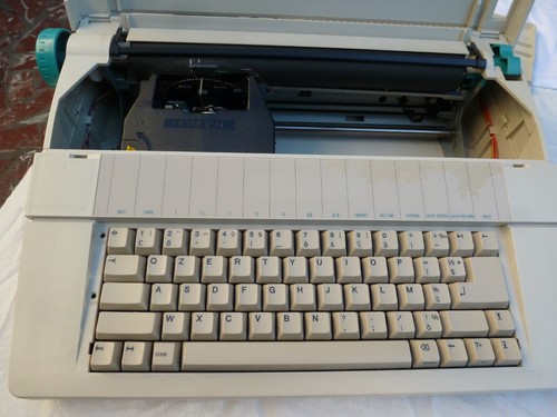 Aeg Olympia macchina da scrivere elettronica Carrera 2 MD perfettamente funziona - Foto 11 di 18