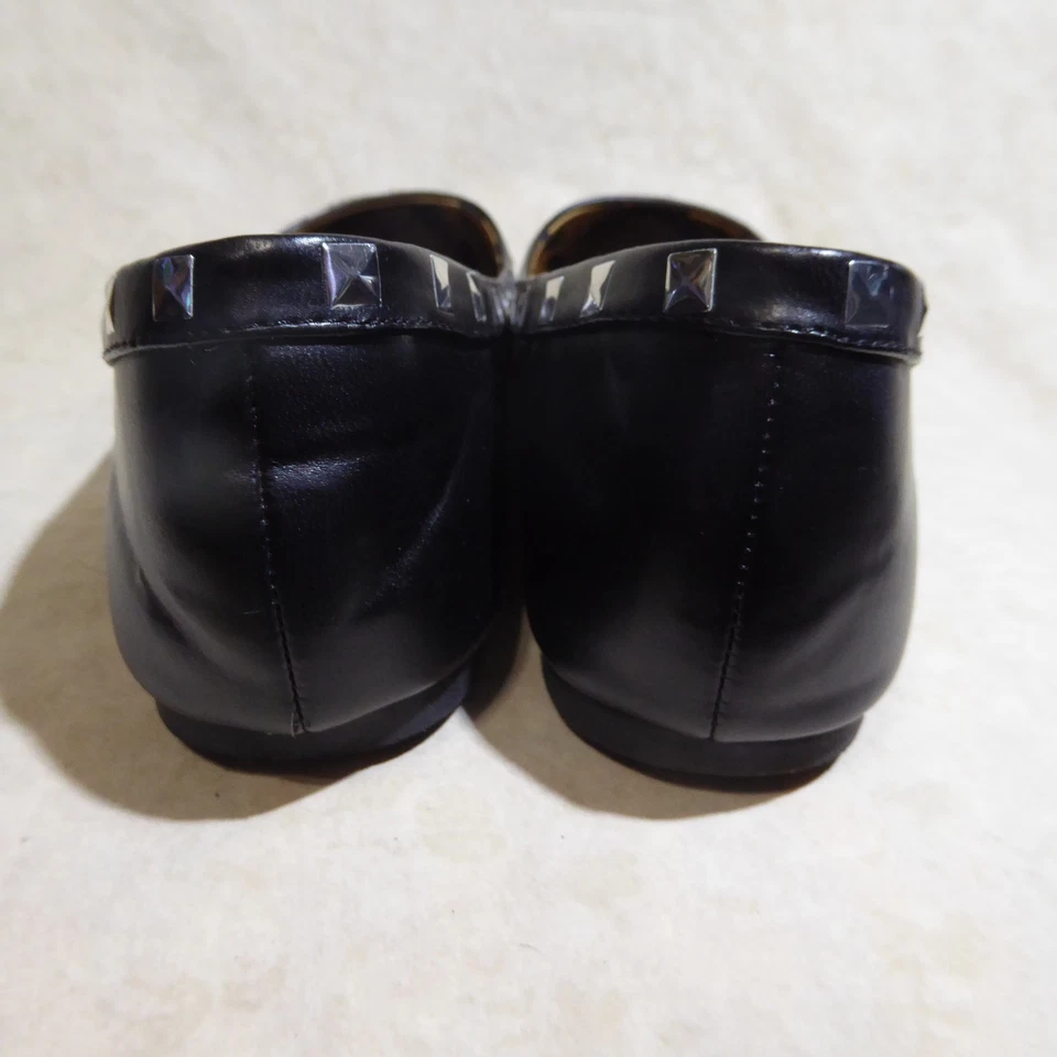🩰 Pisos de ballet puntiagudos Christian Siriano 9,5 M cuero sintético negro; tachuelas plateadas Foto 3 de 4