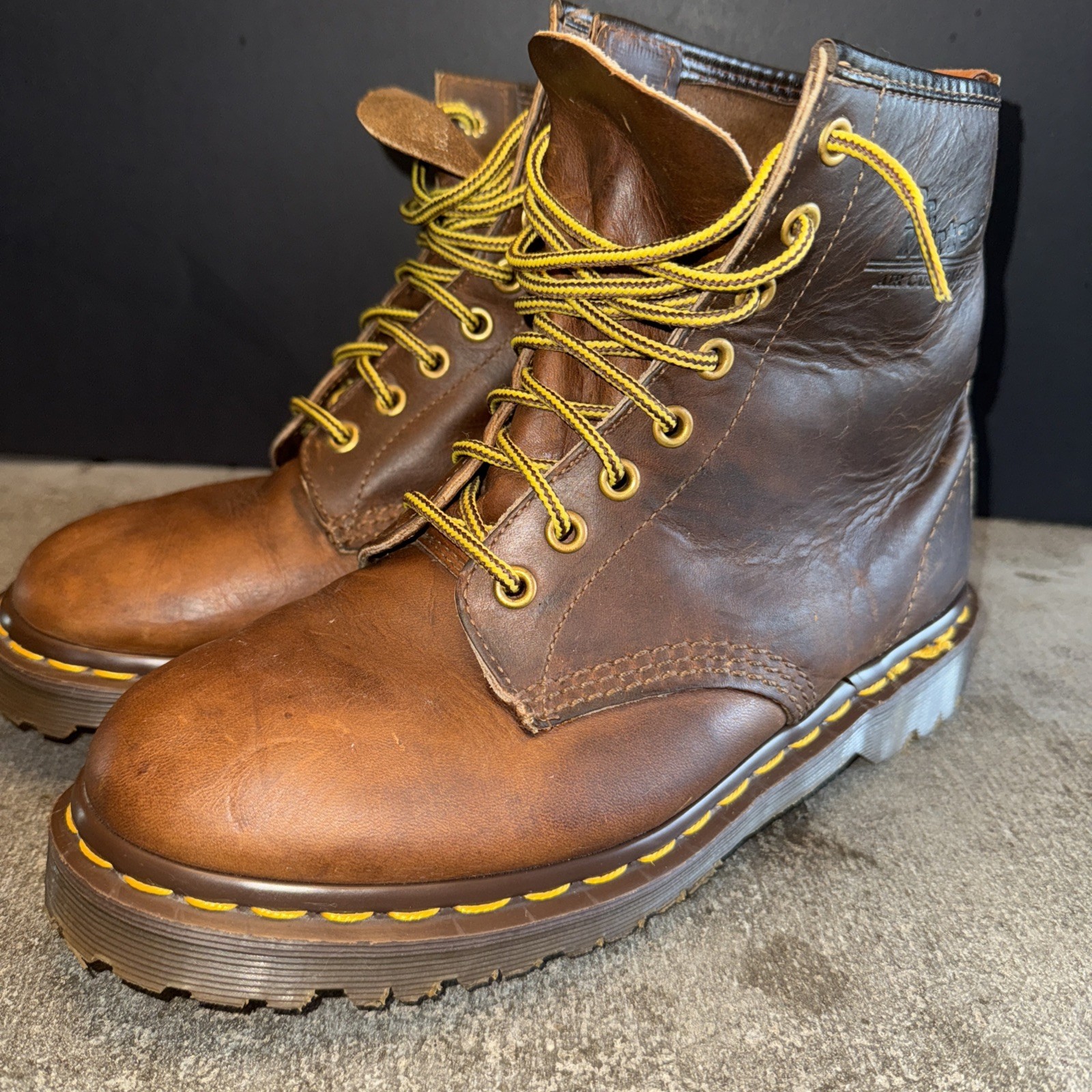 SAOLA Stivali Doc Martens pelle marrone PADTEN Airwair suola rimbalzante unisex M5 W6