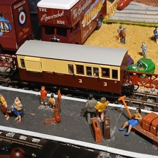 Bachmann 394-085 Ffestiniog Railway Brake Third No. 8 Crimson & Cream - OO9