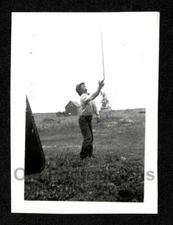 GREAT PIC MAN BALANCING LONG STICK ON FINGER TIP OLD/VINTAGE PHOTO SNAPSHOT-C484