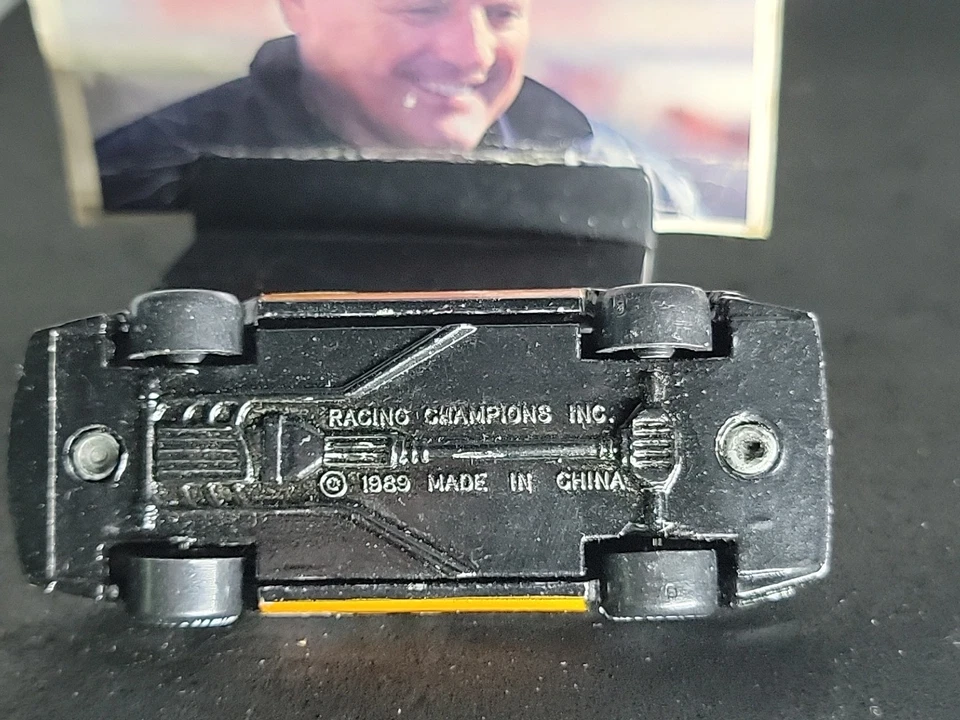 AJ Foyt #14 NASCAR escala 1/64 DieCast 1989 Racing Champion’s con tarjeta y pantalla Foto 3 de 4