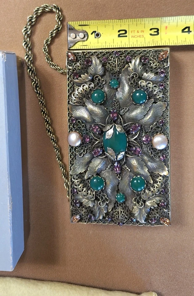 Bolsa de transporte compacta vintage 1943 Evans Minaudiere Ormolu com joias MCM - Imagem 2 de 4