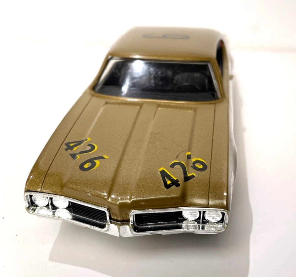 Coche de promoción Oldsmobile 1969 vintage AMT/C19 modelo dorado 1/25 Foto 3 de 4