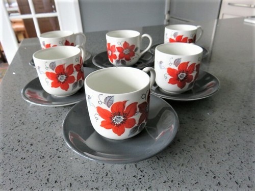JOHNSON BROS. VINTAGE SET OF 6 DEMITASS COFFEE CUPS. POINSETTAS & GREY SAUCERS - Picture 2 of 12