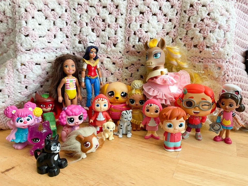 Gran Lote Mixto de 18 Juguetes, Muñeca LOL Moderna, Casa de Muñecas Gabby’s, Funko Pop, Leer* Foto 2 de 4