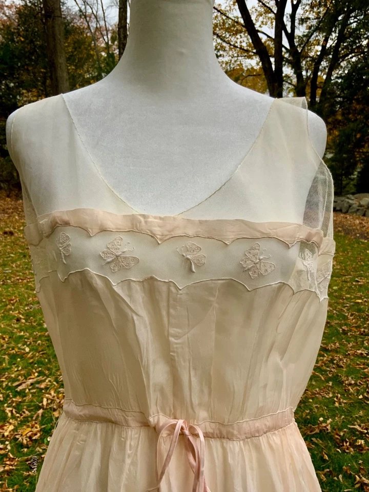 Antiguo Camisón de Seda y Tul Años 30 | Bordado Mariposa, Alta Costura Parisina S Foto 2 de 4