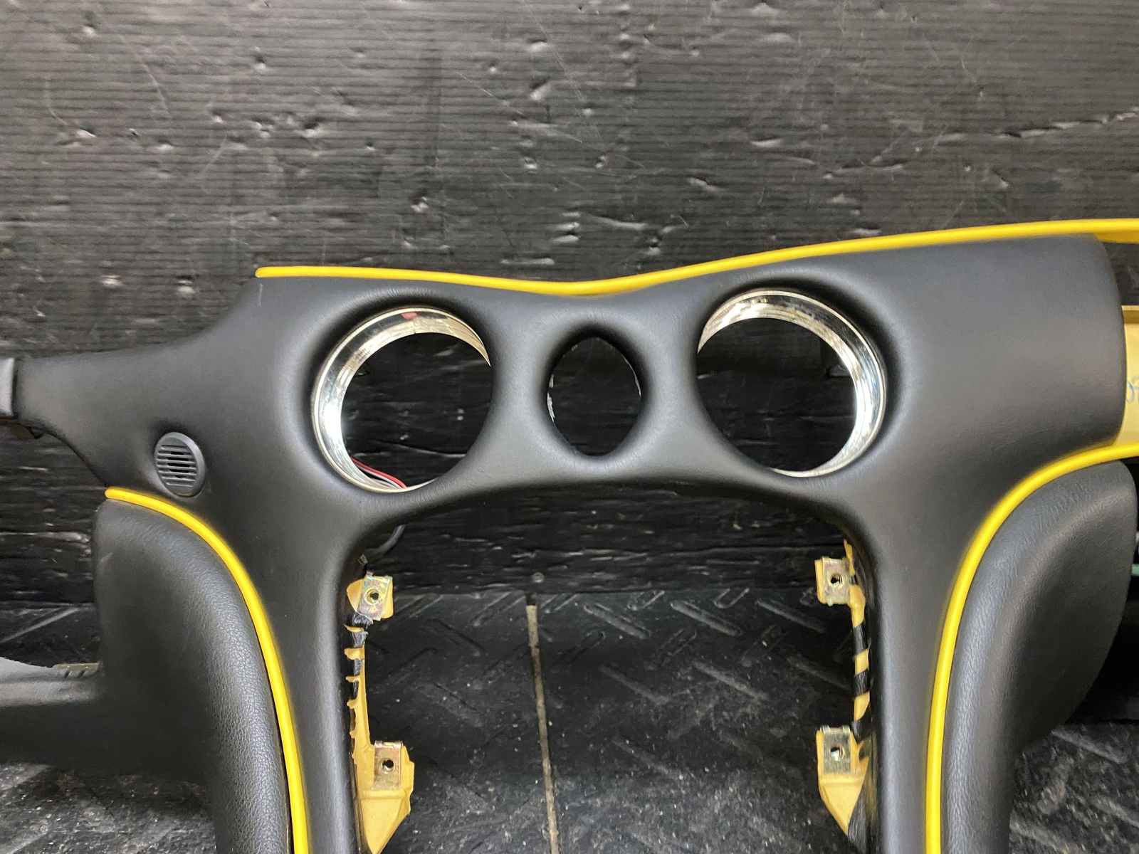 2002 MASERATI SPYDER LOWER DASH PANEL BOARD BLACK LEATHER YELLOW ACCENT