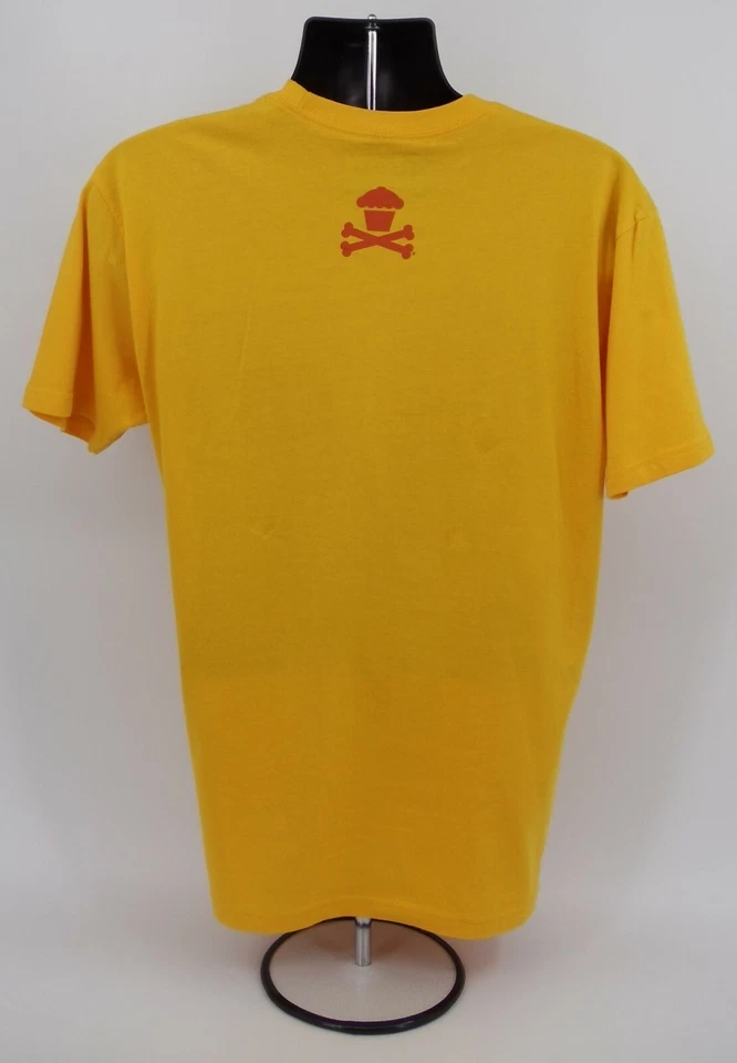Usado en excelente estado! Camiseta Johnny Cupcakes deletreada amarilla huesos cruzados camiseta para hombre L grande Foto 4 de 4