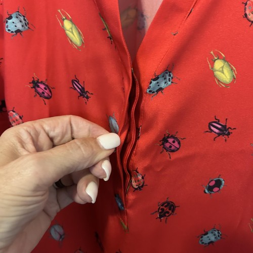 Blusa sin mangas Talbots para mujer grande roja con estampado de Ladybug sin mangas con volantes de verano - Imagen 6 de 14