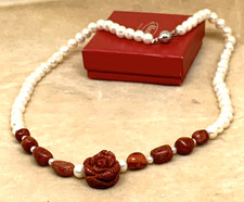 COLLANA ROSA ROSSA INCISA IN CORALLO MADREPORA E PERLE DI FIUME BIANCHE CM 50.