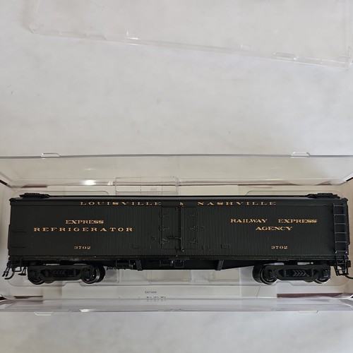 Broadway GACX 53’6” Wood Express Refrigerator car L&N #3701/02 Pullman green HO - Picture 4 of 7