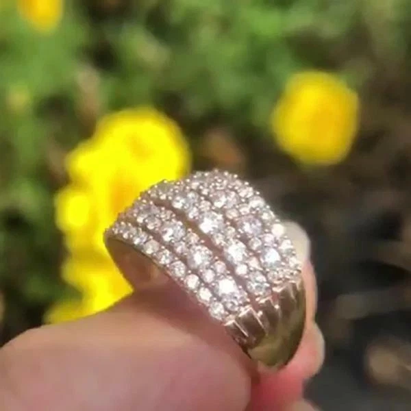 Anillo de boda ancho con racimo de diamantes creado en laboratorio de corte redondo de 2 quilates enchapado en oro de 14 quilates Foto 4 de 4