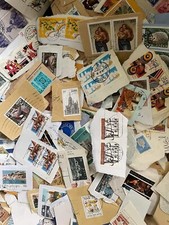 1 kg di merce al chilo World Mix. Affrancato su carta. Vari paesi ed età minimo GB