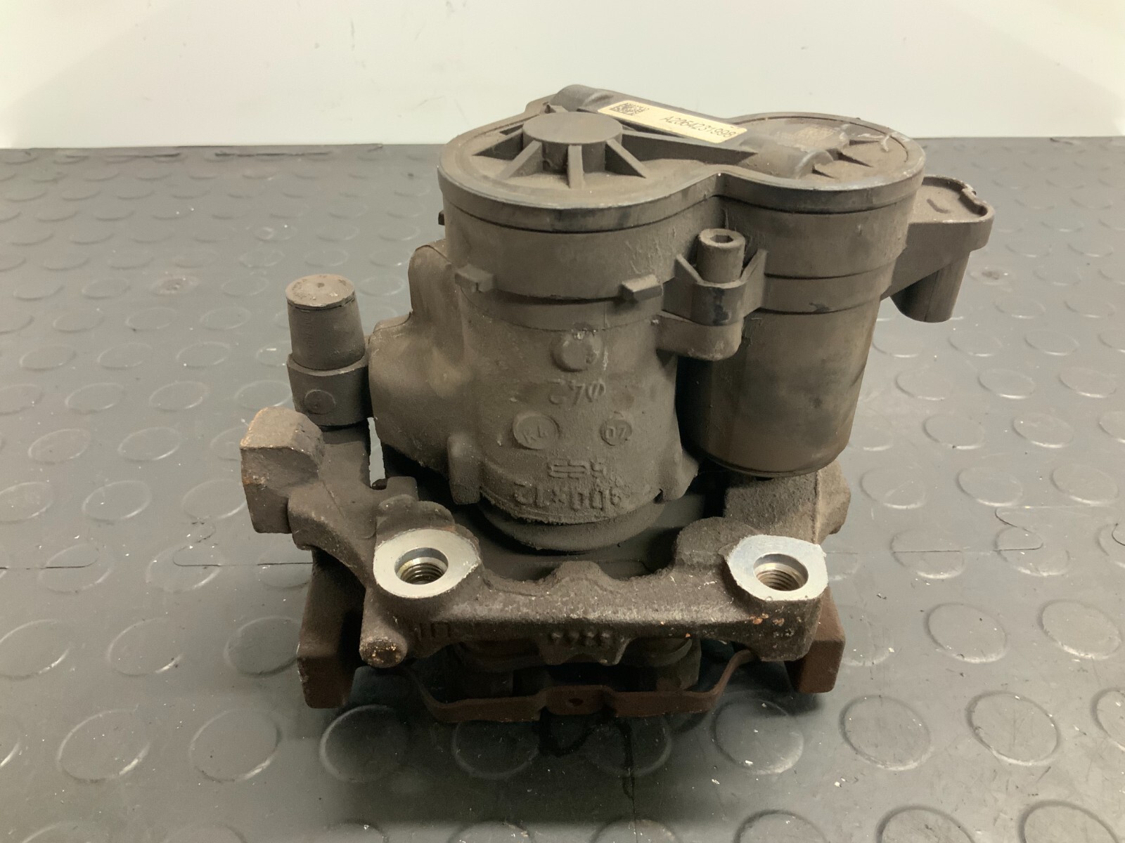 MERCEDES BENZ C-CLASS W205 PASSENGER SIDE REAR BRAKE CALIPER  