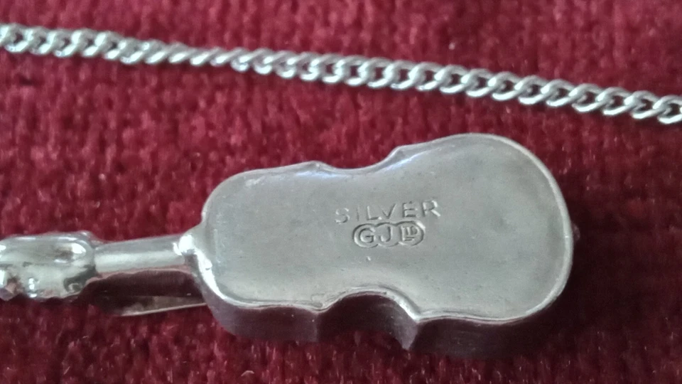 Violín de plata de ley Georg Jensen con cadena de plata 925 de 20 pulgadas. Foto 4 de 4