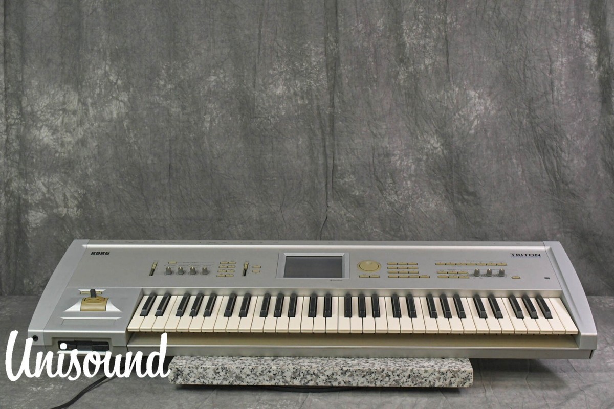 KORG TRITON 61-Key Music Workstation Synthesizer in Very
