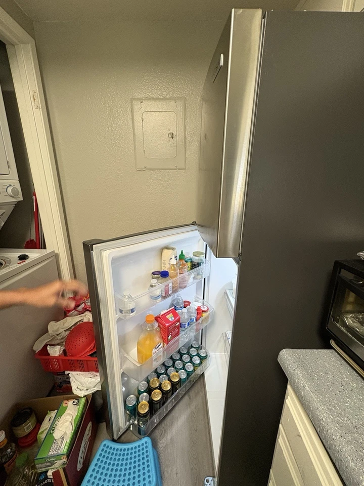 Refigerador con congelador superior, 21,5 Cu. Pies, estilo puerta estándar, acero inoxidable Foto 3 de 4