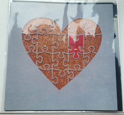 PAPERCHASE CARD Puzzle Herz mit rotem Stück liest dich vervollständige mich/schwarzer Umschlag