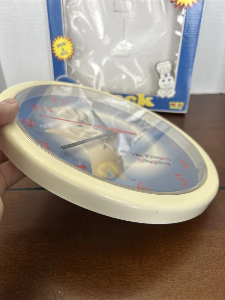 Reloj de Pared Pillsbury Doughboy, 10", Fondo Azul, Números Rojos, Marco Blanco Foto 4 de 4