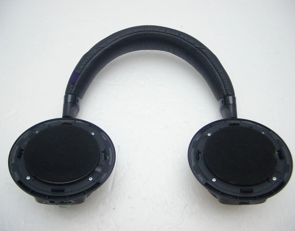 Not Working Plantronics Backbeat PRO Headphone ONLY Defective one for Parts - Image 4 of 4