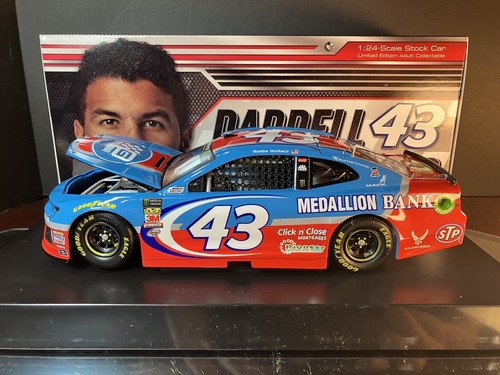 Darrell Bubba Wallace #43 Petty's Garage Medallion Bank Rookie 2018 Chevrolet - Picture 2 of 14