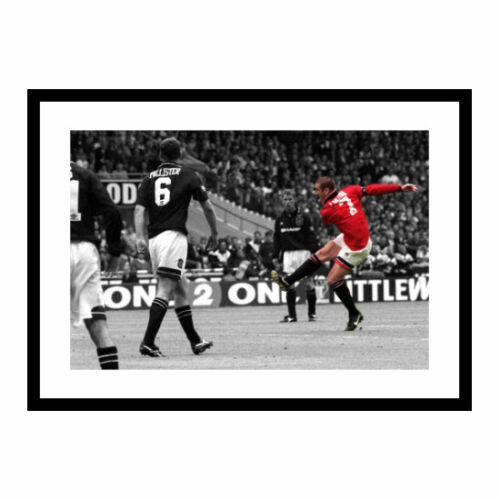 Sir Bobby Charlton tributes as Man Utd and England legend dies