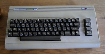 Commodore C64 ''Brotkasten'' Assy 250407 von 1984 mit Netzteil - komplett gewartet