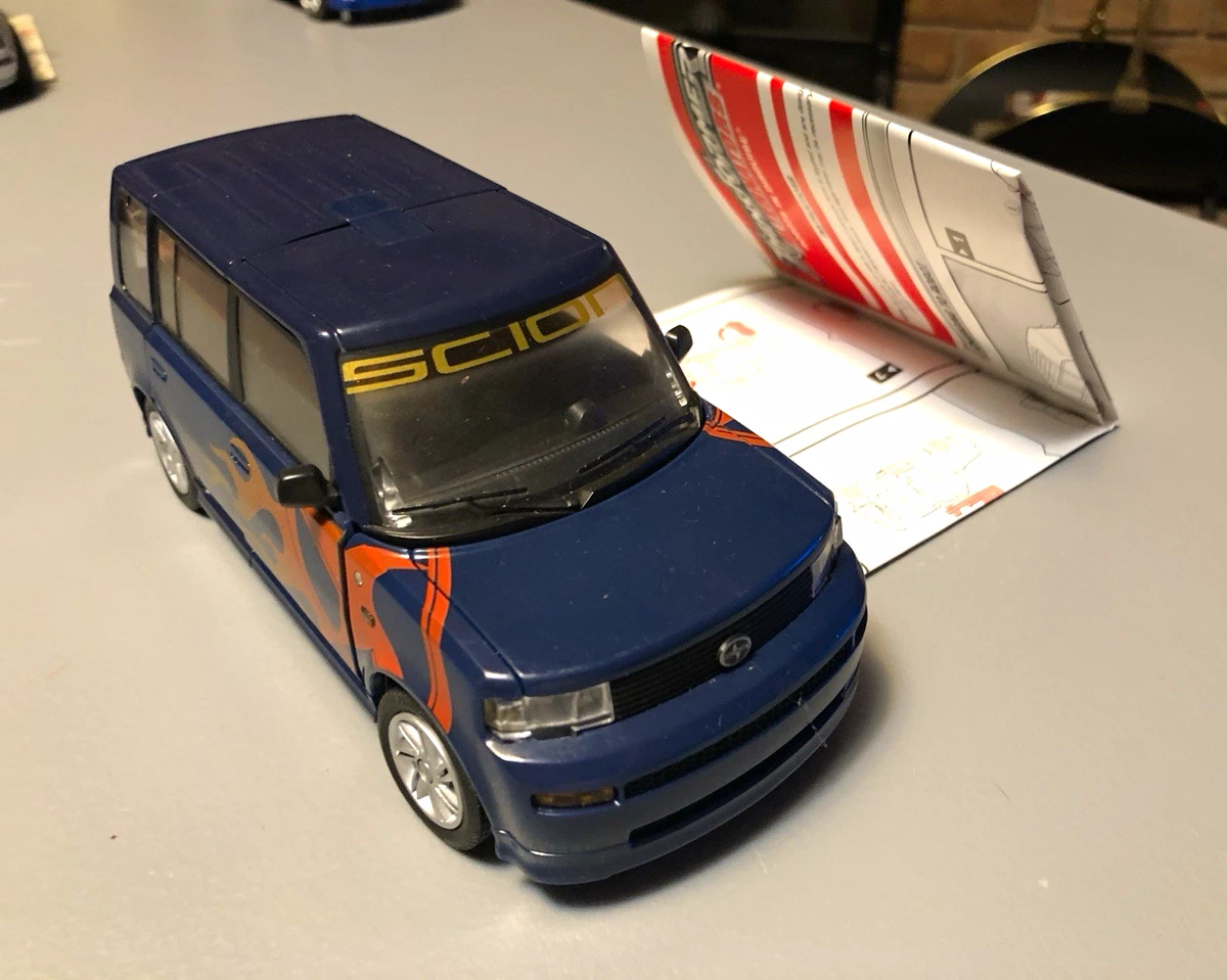 Hasbro Transformers Alternators Skids Scion xB 2004 1:24 Compl w/ Instructions