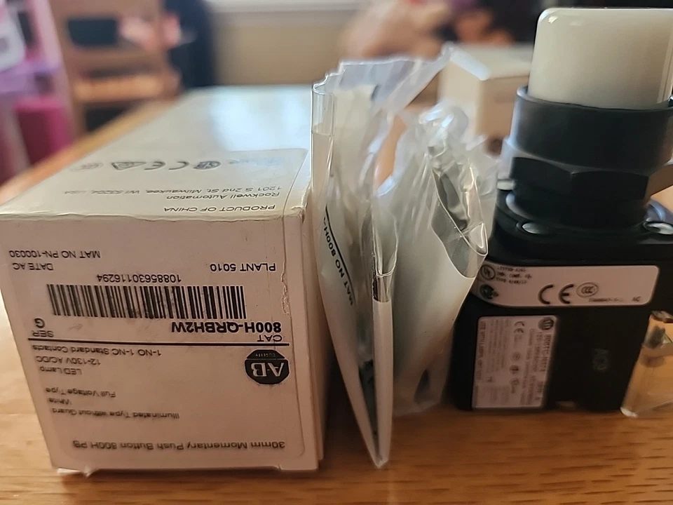 Allen Bradley 800H-QRBH2W 30mm Pulsador momentáneo blanco Foto 2 de 2