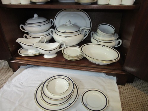 ROYAL WORCESTER 'SIGNATURE' DINNER SERVICE TWELVE SETTINGS, PLUS ACCESSORIES - Picture 6 of 8