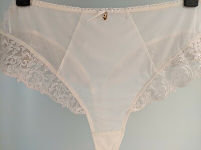 AMOENA JULIE LADIES UNDERWEAR OFF-WHITE SIZE 18  GORGEOUS , NEW WITH TAG