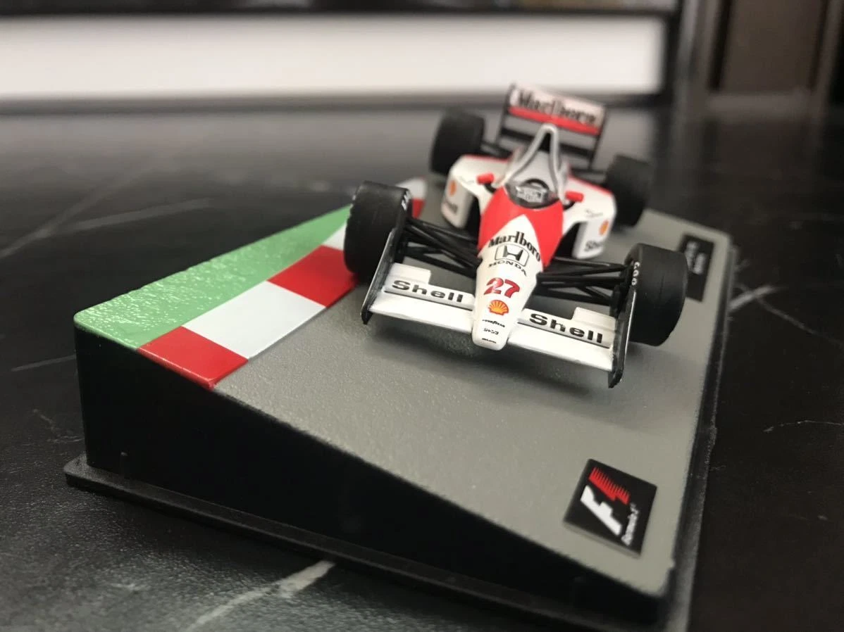ミニカー Marlboro Mclaren MP4/4 Ayrton Senna Mclaren F1 MP4/4 Ayrton Senna Japan 1988 World Champion 1:18