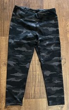 Athleta girls printed chit chat capri leggings Sz XL/extra Large/14 Camo